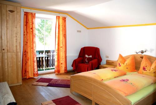 施特罗布尔斯克夫奥民宿的卧室配有床、椅子和窗户。