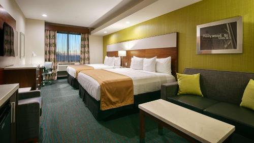 加迪纳市Best Western Plus Gardena-Los Angeles Inn & Suites的酒店客房,设有两张床和一张沙发
