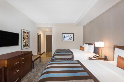 迈阿密迈阿密机场温德姆集团温盖特酒店 的酒店客房设有两张床和一台平面电视。