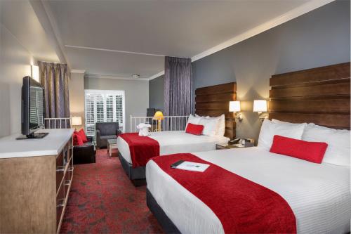 安纳海姆安纳海姆沙漠棕榈酒店及套房的酒店客房设有两张床和电视。