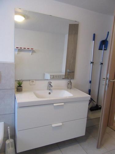 胡萨维克Laugarholt Apartment的浴室设有白色水槽和镜子