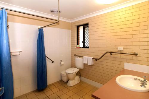 土乌巴杰弗里斯汽车旅馆的一间带卫生间和水槽的浴室