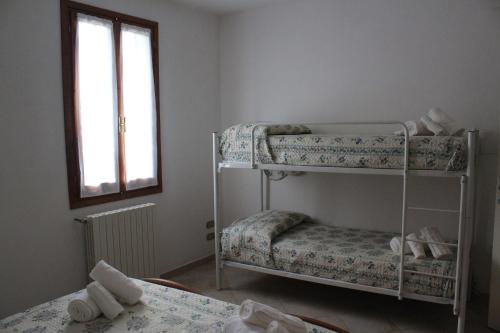 卡斯泰尔菲奥伦蒂诺Casa Tafi的客房设有两张双层床和一扇窗户。