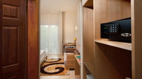 特鲁欧克比赫斯勒帕米斯特温泉度假酒店的小房间设有通往浴室的门