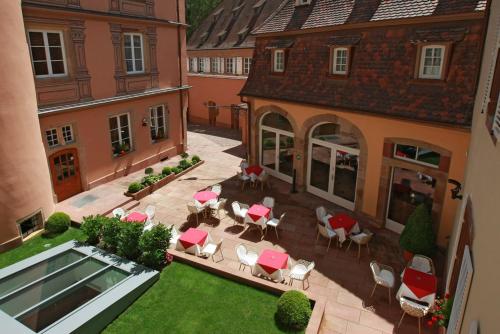 斯特拉斯堡金盾酒店及水疗中心的享有庭院的空中景致,配有桌椅