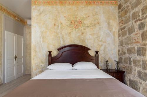 斯普利特彼得拉罗萨旅馆的一间卧室配有一张石墙床