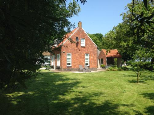 布雷斯肯斯Dijkhuis Breskens的院子里有长凳的红砖房子