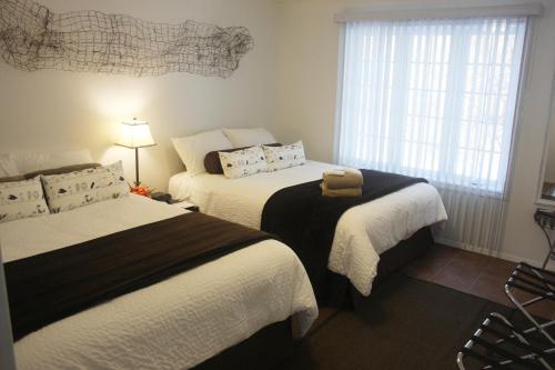 Cantley昂当特住宿加早餐旅馆的酒店客房设有两张床和窗户。