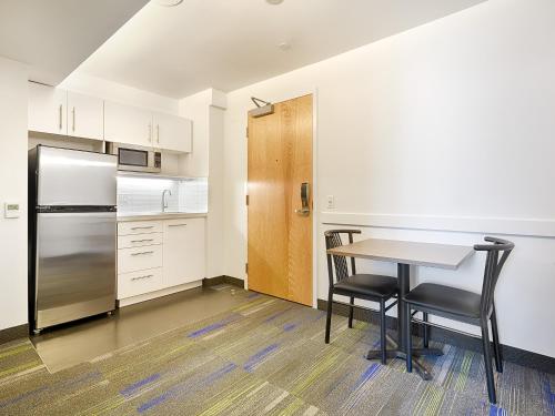 多伦多多伦多市区会议中心公寓的厨房配有桌子和冰箱
