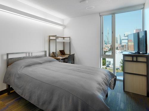 多伦多多伦多市区会议中心公寓的一间卧室设有一张大床和一个大窗户