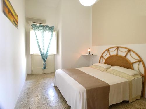 玛丽娜迪曼卡维萨Appartamento Patrizia的卧室配有一张大白色床和窗户