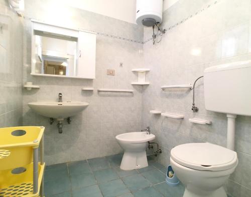 玛丽娜迪曼卡维萨Appartamento Patrizia的浴室配有白色卫生间和盥洗盆。