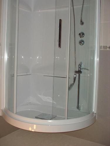 绍维尼多特贝尔夫旅馆的浴室内带玻璃淋浴间