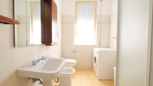 皮内托Orchidea 2 Pineto Vacanza的白色的浴室设有水槽和卫生间。