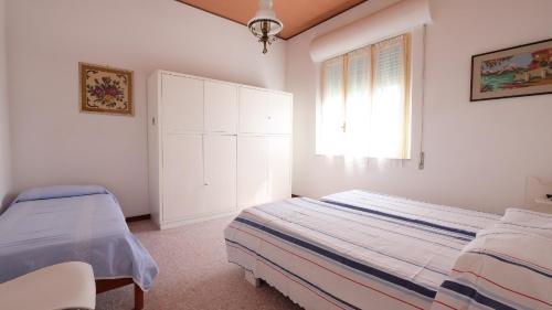 皮内托Orchidea 2 Pineto Vacanza的白色的卧室设有床和窗户