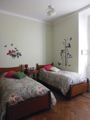 科莫伊尔普拉塔诺公寓的一间卧室设有两张床和窗户。
