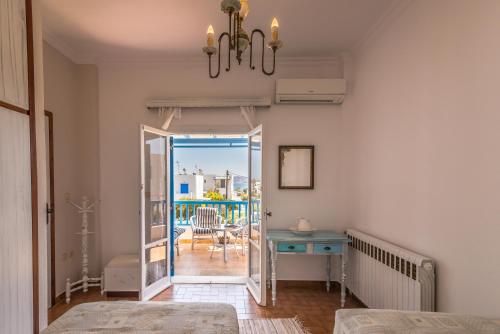 阿波罗尼亚Traditional House Milos的卧室设有通往阳台的门
