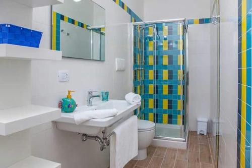 切萨雷奥港Blu d'aMare B&B的一间带水槽、淋浴和卫生间的浴室