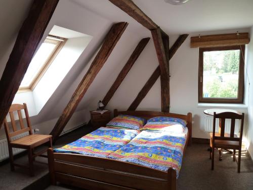 大洛西尼乌比托瓦尼梅林酒店的一间卧室配有一张床、两把椅子和窗户