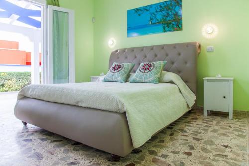 切萨雷奥港Blu d'aMare B&B的一间卧室配有一张大床和床头板