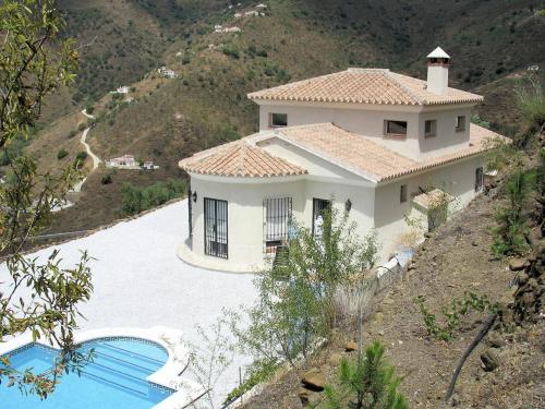 Gorgeous Villa in Arenas Spain With Private Swimming Pool内部或周边泳池景观