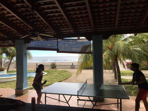 Solyar Luxury Spanish Beachfront Home内部或周边的乒乓球设施