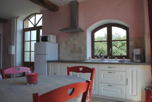 勒格尼Domaine de la Poyat的厨房配有桌椅和水槽