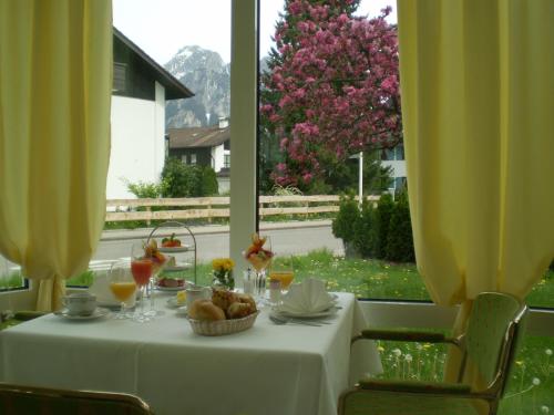 福森克瑞斯特酒店的一张带一碗食物和窗户的白色桌子