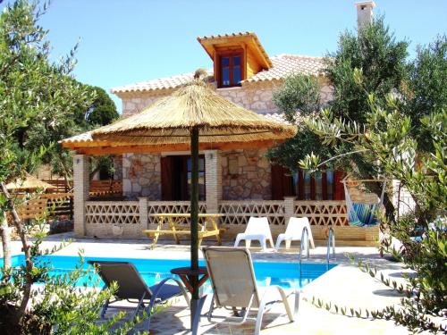 瓦西里科斯阿莱格里亚复式别墅的一座带游泳池和度假村的别墅