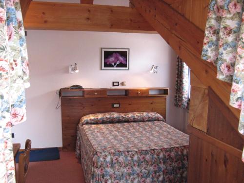 科涅Hotel Petit Giles的一间带一张床的卧室,位于带楼梯的房间
