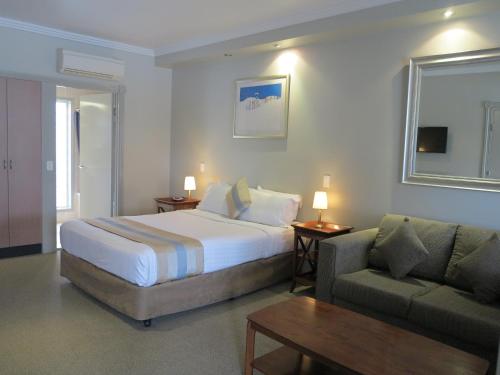 布里斯班香格里拉花园汽车旅馆的酒店客房,配有床和沙发