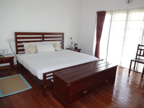 乌提伊里恩贾拉库达民宿的一间卧室设有一张大床,铺有木地板