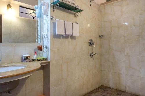 斋浦尔若拉若瓦察旅馆的一间带水槽和淋浴的浴室