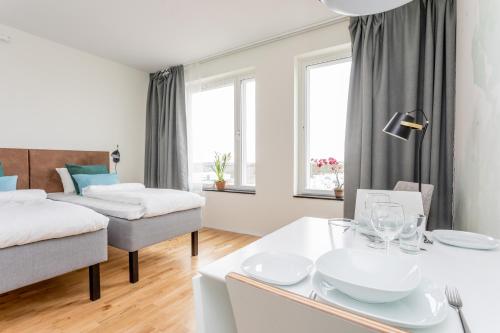 斯德哥尔摩ApartDirect Älvsjö的白色的客房配有一张床和一张桌子