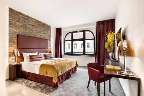 柏林柏林-米特鲁卡斯11号酒店的酒店客房配有一张床、一张书桌