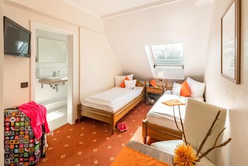 杜塞尔多夫法舍尔机场酒店的小房间设有两张床和盥洗盆