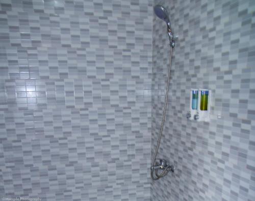 蓝梦岛德伊德拉努沙宾馆的浴室内配有淋浴和头顶淋浴