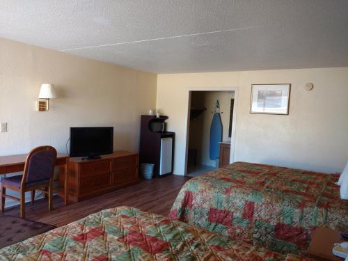 萨姆特芒特弗农酒店的酒店客房设有两张床和一台平面电视。