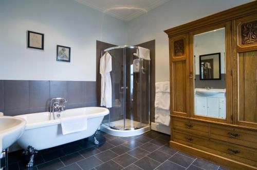 泰纳布鲁厄赫皇家小湖酒店的带浴缸、淋浴和浴缸的浴室。