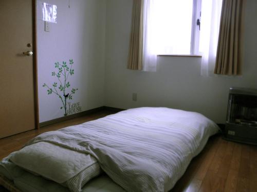 函馆安娜贝尔公寓的一间带床的卧室,位于带窗户的房间内