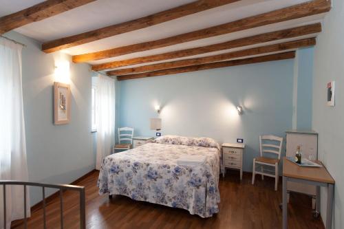 里奥马哲雷兰科拉酒店的卧室配有一张床和一张桌子及椅子