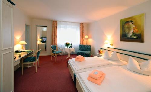 巴特法灵博斯特尔施海根酒店的酒店客房配有两张床和一张书桌