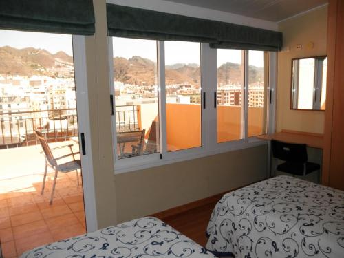 圣克鲁斯-德特内里费Dúplex céntrico en S/C的一间卧室设有一张床,享有阳台的景色