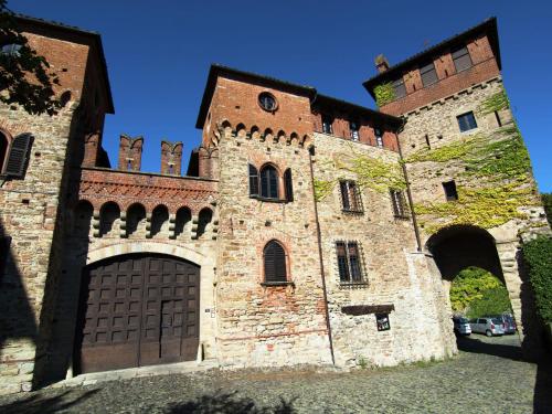 Tagliolo MonferratoBelvilla by OYO Nobile的一座大型砖砌建筑,设有大木门