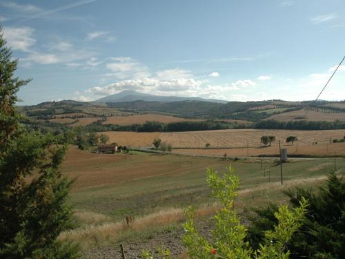 ContignanoSpacious Farmhouse in Pienza with Swimming Pool的享有远处山脉的美景