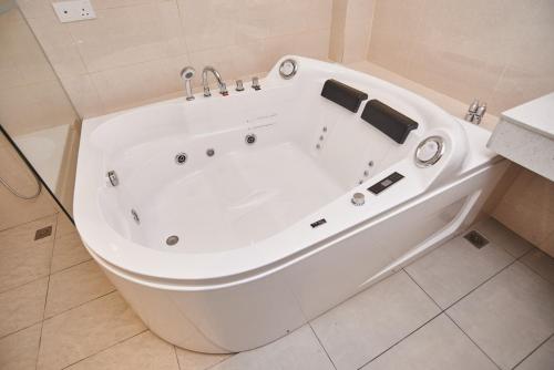 古来科西嘉岛酒店的浴室内设有大型白色浴缸。