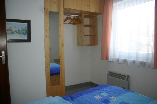 圣卡尼兹Bungalows Karin的一间卧室配有双层床和窗户。