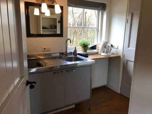 VilsterenErve Ziegers的厨房设有水槽和窗户。