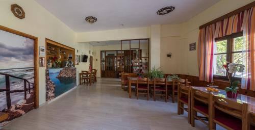 马塔拉伊娃滨海酒店的一间带桌椅的用餐室和大窗户
