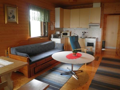 RääkkyläKoskelon Lomamökit的客厅配有沙发和桌子